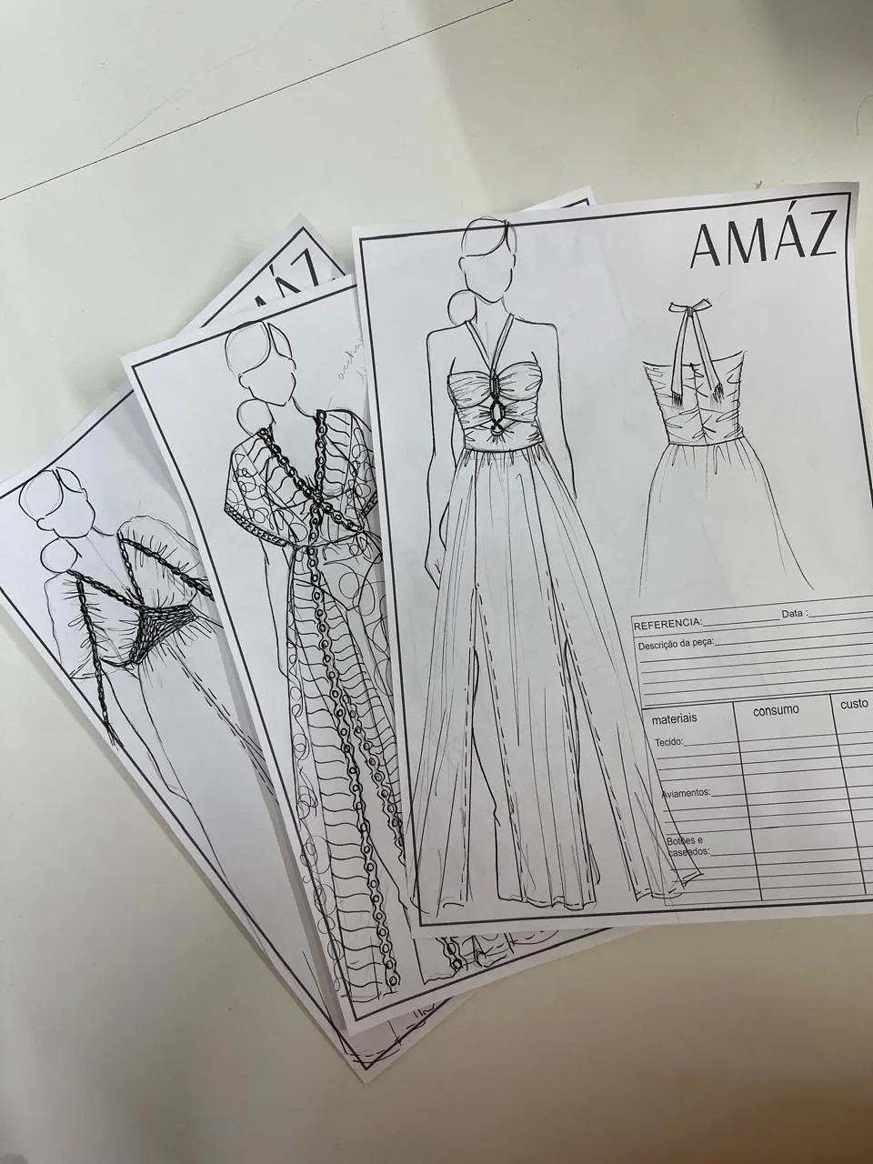 Croquis e fichas técnicas de uma coleção AMÁZ