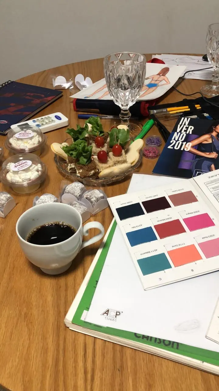 Mesa de desenvolvimento com cartela de cores e croquis